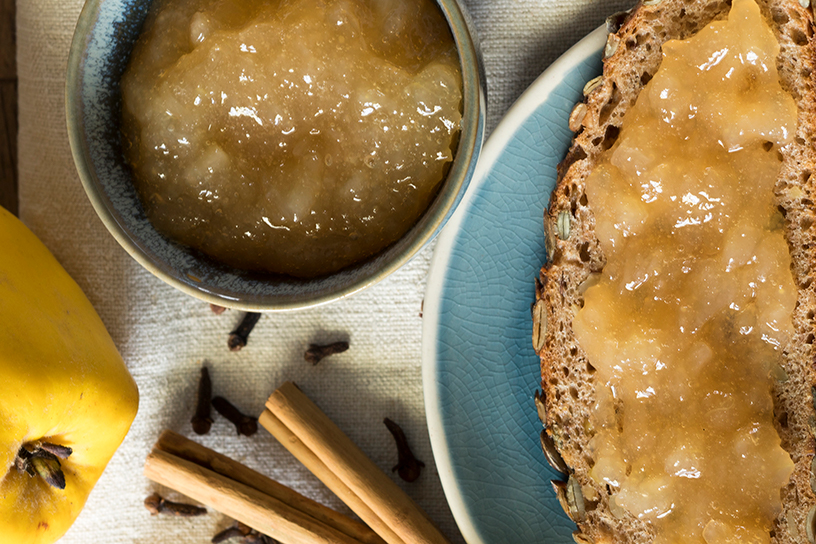 jam van kweepeer en appel in bakje en op boterham